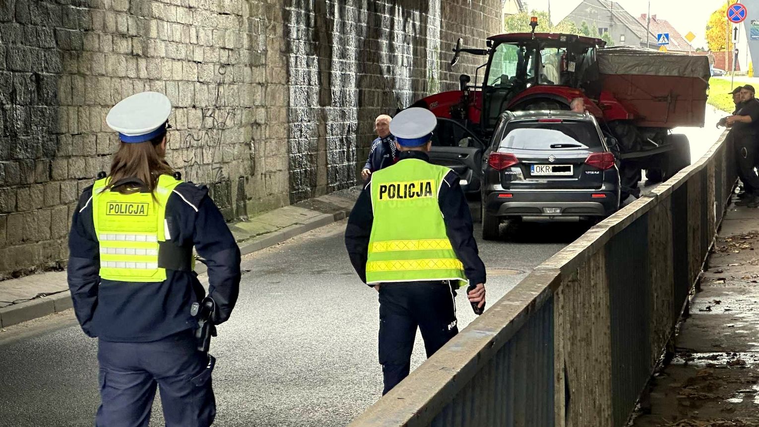 Pojazdy Nie Zdo A Y Min Si Pod Wiaduktem I Zablokowa Y Przejazd