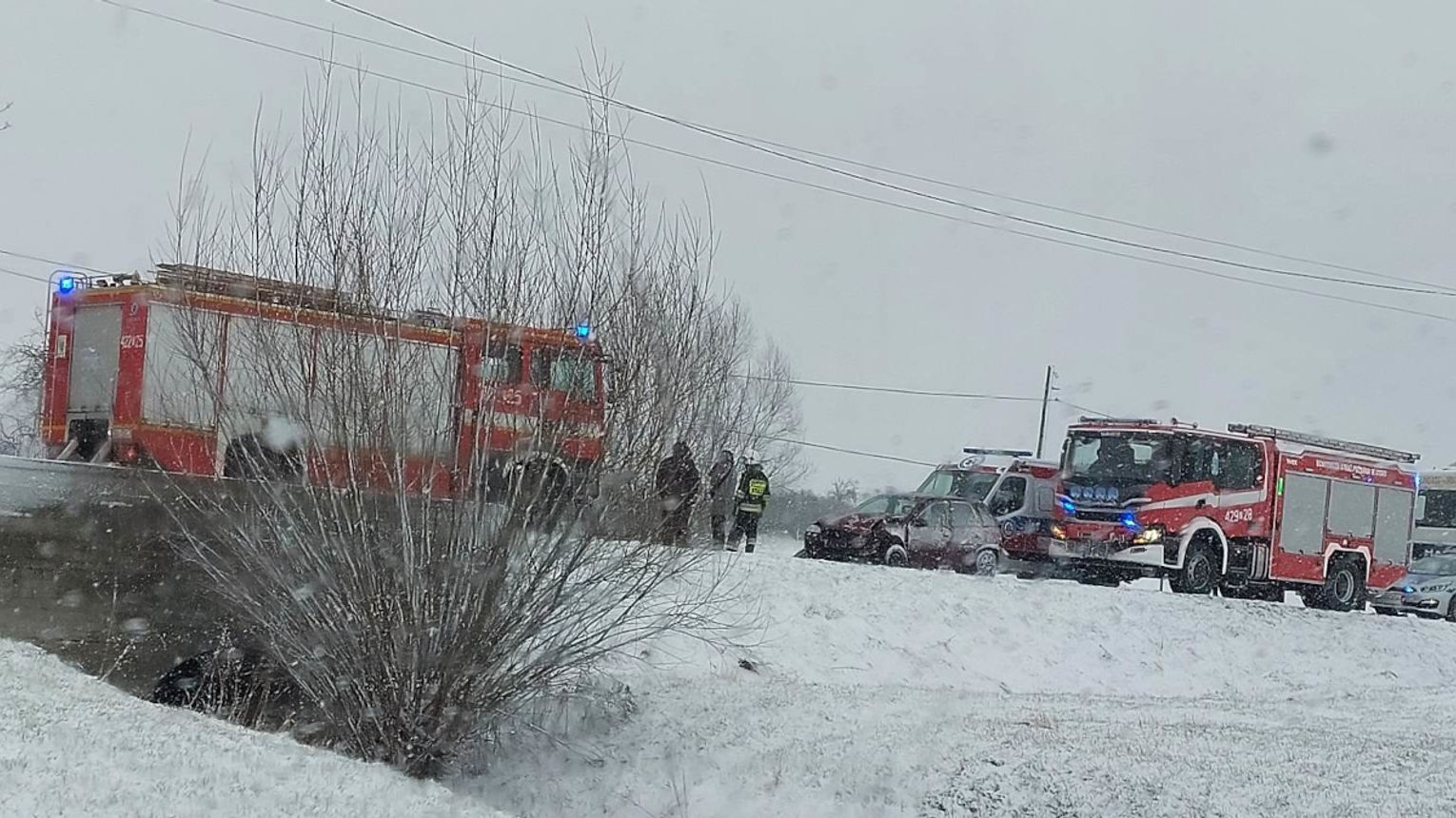 Czołowe zderzenie dwóch osobówek w Landzmierzu Uważajcie na drogach