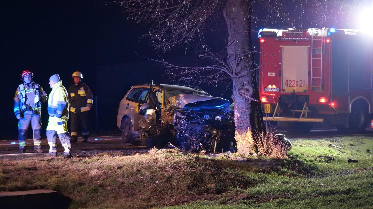 Wypadek na DK 40 Auto uderzyło w drzewo