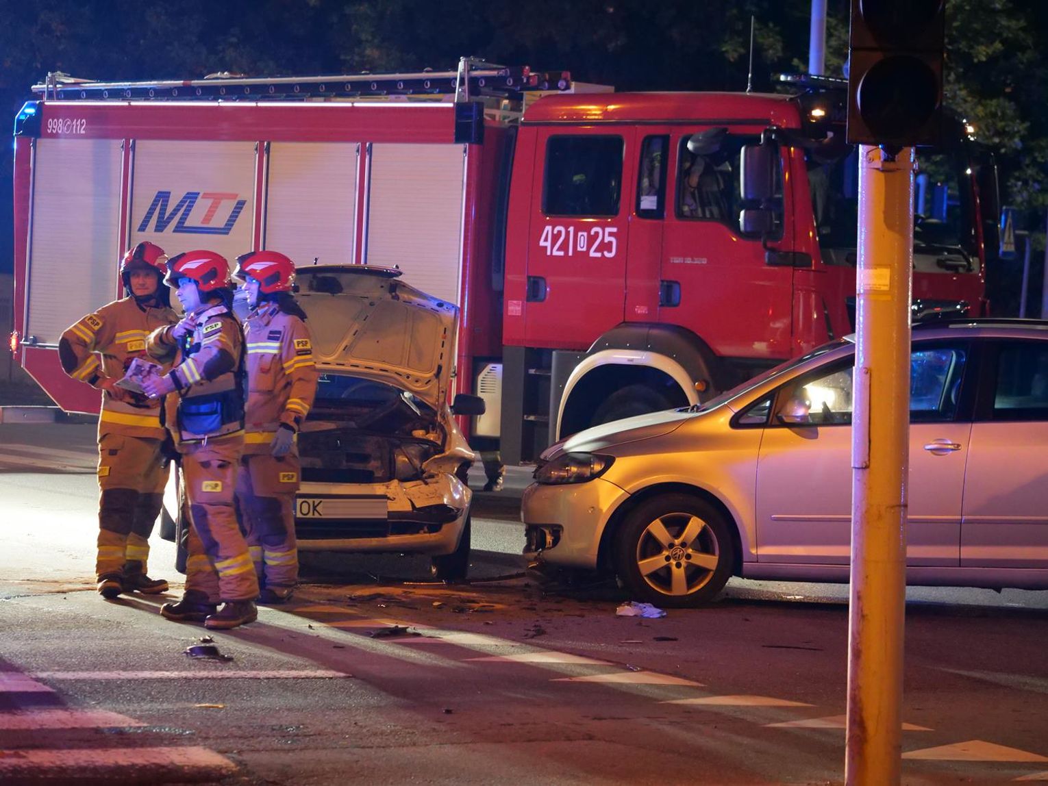 Kobieta trafiła do szpitala po zderzeniu dwóch samochodów