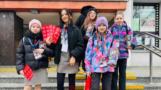 100 wolontariuszy wyszło na ulice Kędzierzyna-Koźla. Miasto gra z WOŚP. ZDJĘCIA