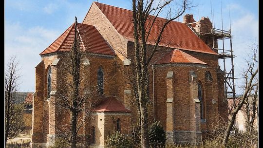 155 lat kościoła w Długomiłowicach. Sztuczna inteligencja pomogła "odświeżyć" stare zdjęcia