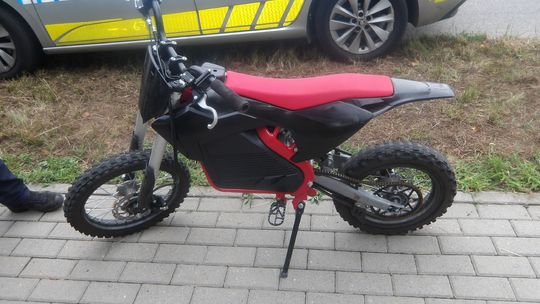 16-latek bez kasku szarżował na jednym kole po chodniku. Teraz zajmie się nim sąd