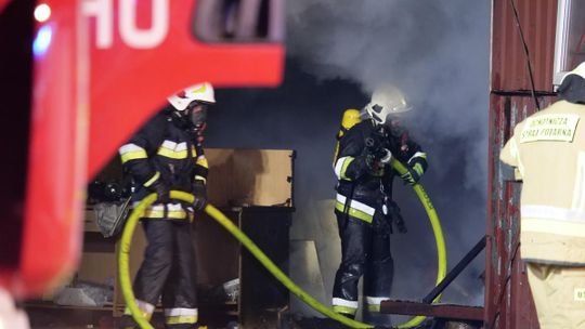 17 zastępów straży pożarnej gasiło pożar gospodarstwa w Grzędzinie. Zdjęcia