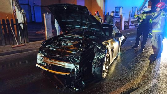 18-letni kierowca stracił panowanie nad sportowym samochodem