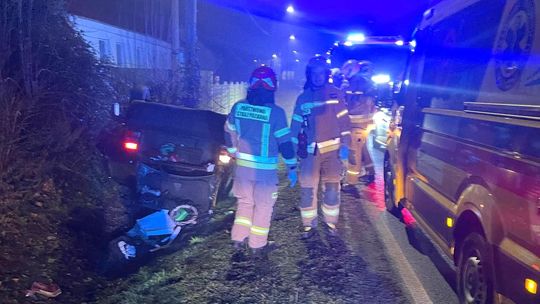 19-latek jechał za szybko i wypadł z drogi. W aucie, które dachowało, były cztery młode osoby 19-latek jechał za szybko i wypadł z drogi. W aucie, które dachowało, były cztery młode osoby