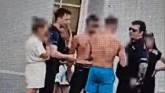 19-latek utrudniał policjantom interwencję przy ul. Targowej. Został pouczony