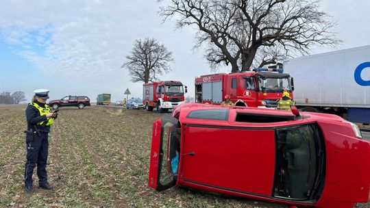 22-letnia kobieta straciła panowanie nad autem i wypadła z drogi za Polską Cerekwią. ZDJĘCIA