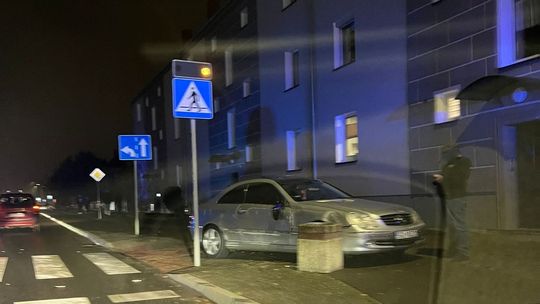 24-latka wpadła mercedesem w poślizg i uderzyła w latarnię przy ul. Kozielskiej