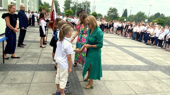 3548 uczniów szkół podstawowych zakończyło dziś rok szkolny. Witajcie wakacje! ZDJĘCIA