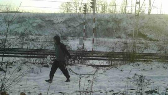 38-letni mężczyzna kradł infrastrukturę kolejową. Namierzyła go fotopułapka