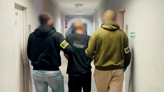 39-letni mężczyzna groził policjantom nożem i metalowym pogrzebaczem do kominka 39-letni mężczyzna groził policjantom nożem i metalowym pogrzebaczem do kominka