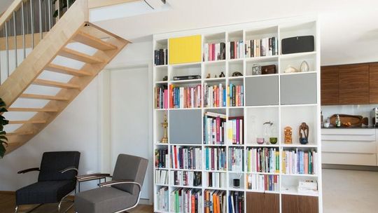 4 najciekawsze propozycje nowoczesnych regałów do salonu