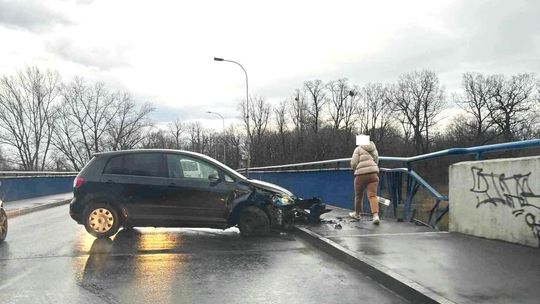 55-letnia kierująca volkswagenem straciła panowanie nad pojazdem i uszkodziła barierkę mostu