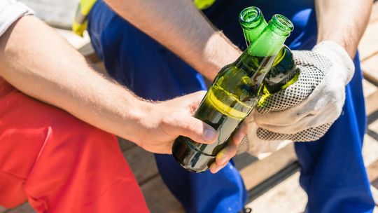 57-letni mężczyzna pracował mając 2,5 promila alkoholu. Kierownik zakładu wezwał policję