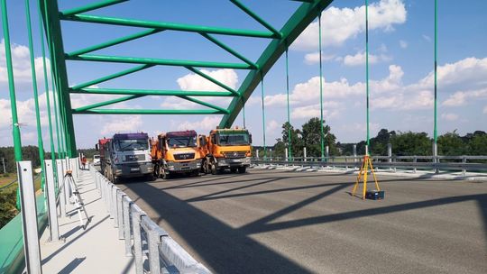 6 ciężarówek ważących po 32 tony. Dokonano prób obciążeniowych mostów na powstającej obwodnicy. ZDJĘCIA