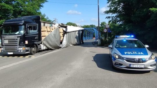 Niebezpieczne zdarzenie na ul. Szkolnej. Ciężarówka uszkodziła most