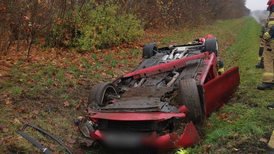 77-letni mieszkaniec Kędzierzyna-Koźla jechał zbyt szybko infiniti. Wpadł w poślizg i dachował