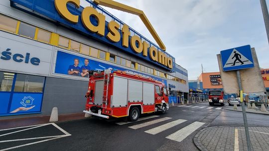 Alarm pożarowy w Castoramie. Na miejscu cztery zastępy straży pożarnej