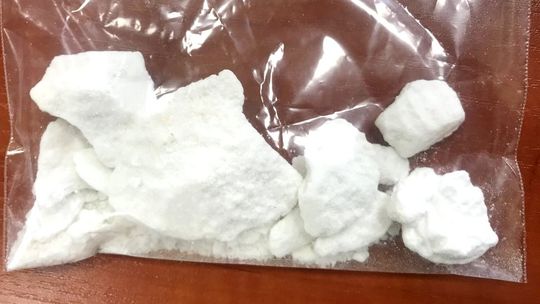 Ale wpadka! 20-latek z sądowym zakazem kierował autem, a jego pasażer miał amfetaminę