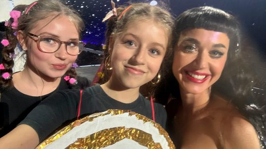 Amelia i Maja z Kędzierzyna-Koźla zaśpiewały z Katy Perry. Piosenkarka zaprosiła je na scenę! Amelia i Maja z Kędzierzyna-Koźla zaśpiewały z Katy Perry. Piosenkarka zaprosiła je na scenę!