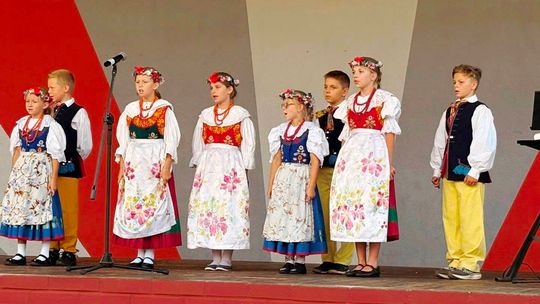 Amfiteatr na osiedlu Piastów-Powstańców Śląskich w folkowych klimatach. ZDJĘCIA