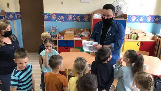 Artur Jasiński odwiedził przedszkole w Kędzierzynie-Koźlu. Pisarz czytał dzieciom swoją książkę