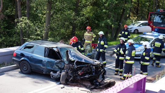 Audi rozbiło się na moście. Kobieta trafiła do szpitala