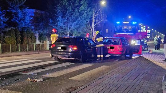 Audi wjechało w tył volkswagena. Dwie osoby trafiły do szpitala. ZDJĘCIA