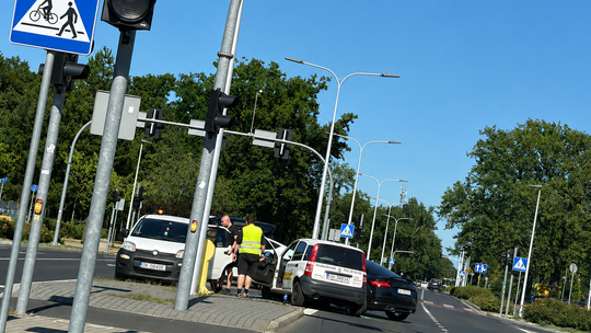 Auto dostawcy pizzy zderzyło się z audi. Kolizja na skrzyżowaniu w Kędzierzynie