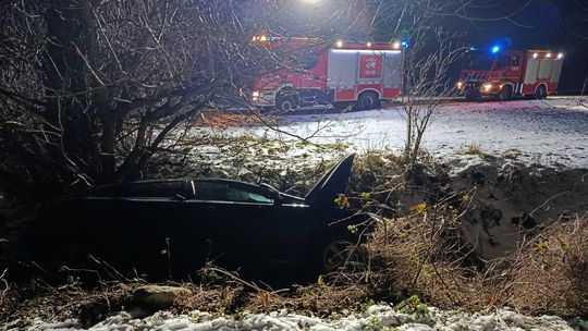 Auto wypadło z drogi między Bytkowem a DK38. Interweniowały służby. ZDJĘCIA Auto wypadło z drogi między Bytkowem a DK38. Interweniowały służby. ZDJĘCIA
