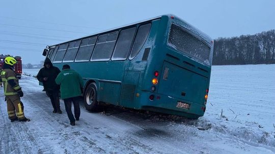 Autobus przewożący pasażerów wjechał do rowu. ZDJĘCIA