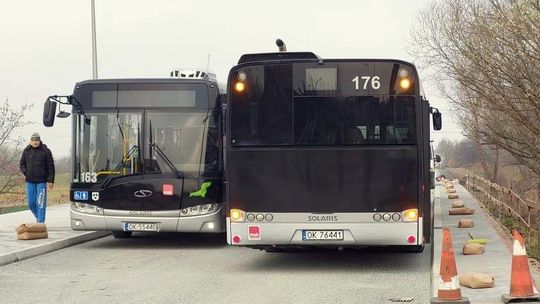 Autobusy MZK podjęły próbę wyminięcia się na moście w Kłodnicy. WIDEO