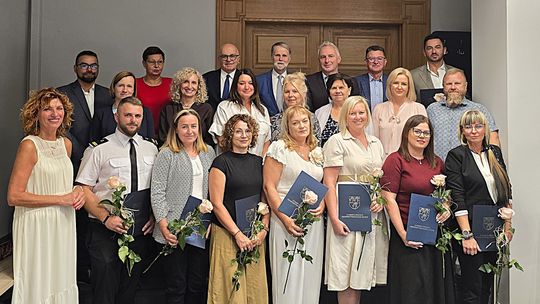 Awanse nauczycieli oraz wyjątkowy jubileusz świętowano dziś w starostwie. ZDJĘCIA