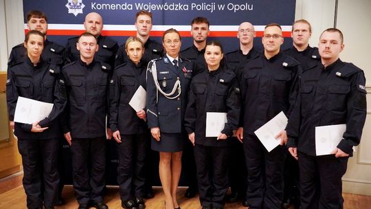 Aż 12 nowych funkcjonariuszy w kędzierzyńsko-kozielskiej policji. ZDJĘCIA