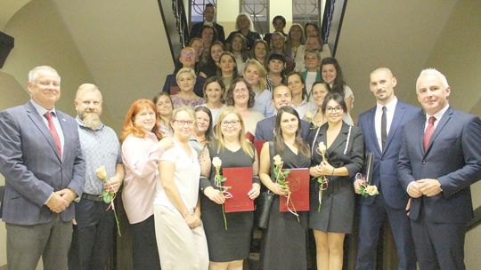 Aż 25 pedagogów z Kędzierzyna-Koźla zdobyło nowe kwalifikacje i otrzymało awanse na nauczycieli mianowanych