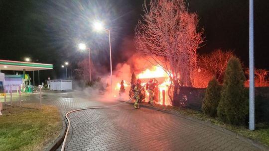 Bardzo niebezpieczny pożar altanki przy stacji benzynowej na ul. Wyspiańskiego