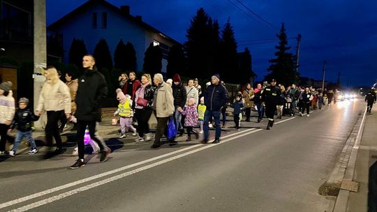 Barwny pochód z lampionami przeszedł ulicami Cisowej. ZDJĘCIA