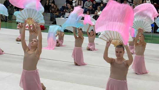 Baśniowa scenografia w hali „Śródmieście” z udziałem zawodniczek z Gymnastics Academy. ZDJĘCIA