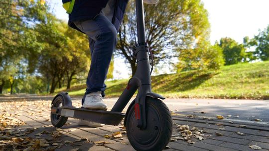 Bełkotał i ledwo trzymał się na nogach. Pijany obywatel Ukrainy jeździł hulajnogą elektryczną