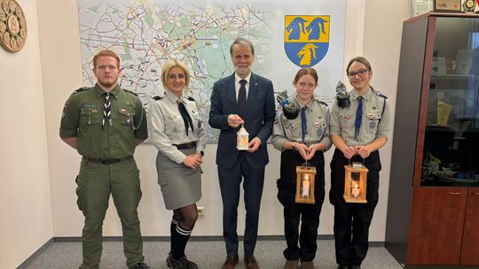 Betlejemskie Światło Pokoju dotarło do Starostwa Powiatowego w Kędzierzynie-Koźlu Betlejemskie Światło Pokoju dotarło do Starostwa Powiatowego w Kędzierzynie-Koźlu