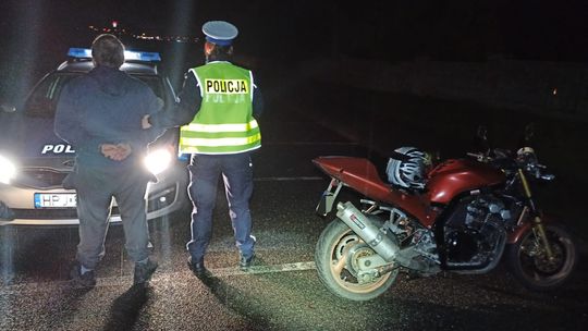 Bez uprawnień, za to z narkotykami. Nie zatrzymał się do kontroli