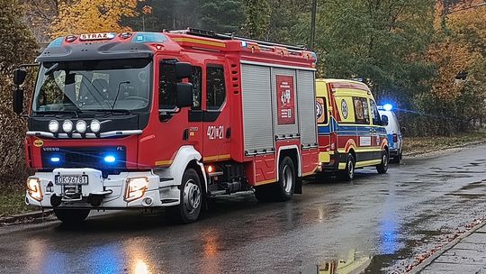 Bezdomni rozpalili ogień w piecu. Zadymienie w pustostanie w centrum Kędzierzyna-Koźla