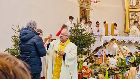 Biskup Rudolf Pierskała konsekrował nowy ołtarz kościoła w Koźlu