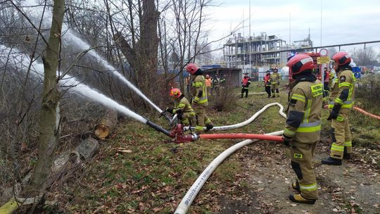Blisko 150 strażaków i ratowników ćwiczyło na terenie zakładów w Blachowni