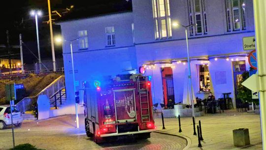 Blokada mobilnej rampy peronowej - strażacy ruszyli z pomocą uwięzionemu mężczyźnie