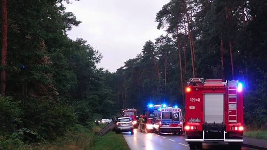 BMW dachowało w lesie przed Cisową. Trzy osoby trafiły do szpitala