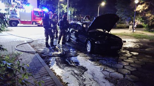 BMW spłonęło w centrum Kędzierzyna. ZDJĘCIA