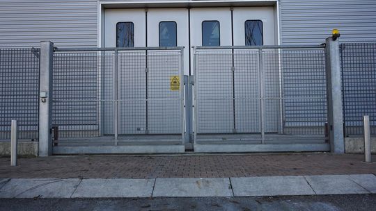 Bramy harmonijkowe przemysłowe – idealne rozwiązanie do miejsc z ograniczoną przestrzenią