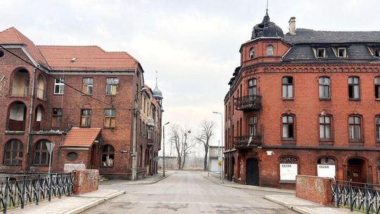 Budowa bloku przy Jasnej coraz bliżej. Co dalej z kamienicą w porcie?